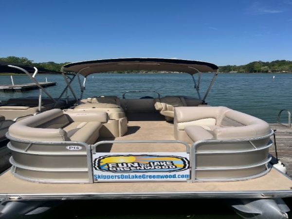 22 Ft DLX Pontoon